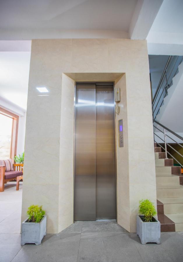 Hotel Maple Tree Residencies à Dehiwala-Mont Lavinia Extérieur photo